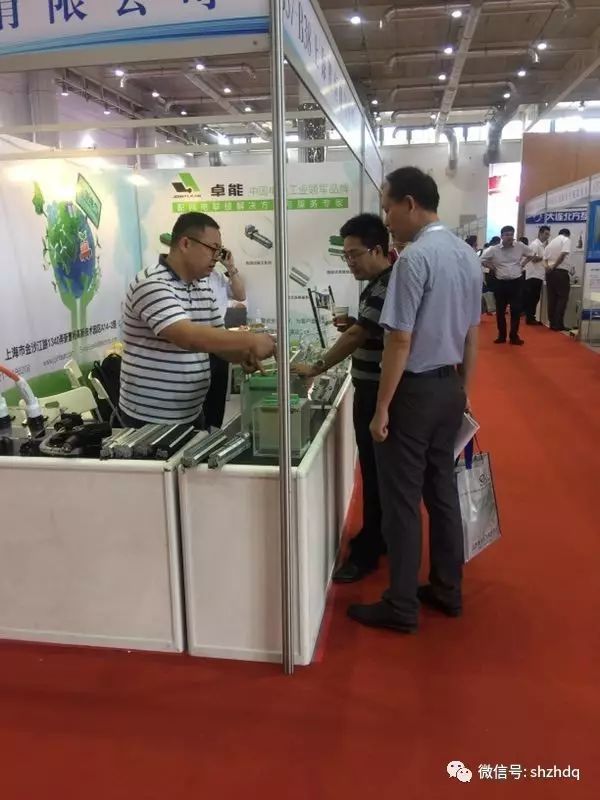 卓能展會(huì)人員接待來訪企業(yè)客戶