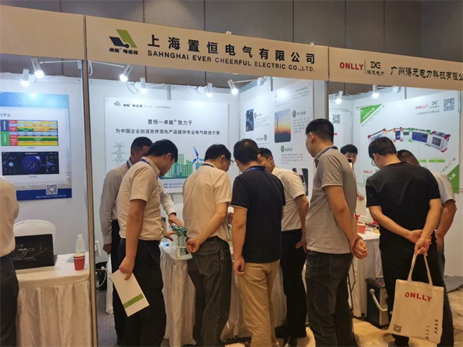 置恒工作人員向行業(yè)專家領導介紹產(chǎn)品