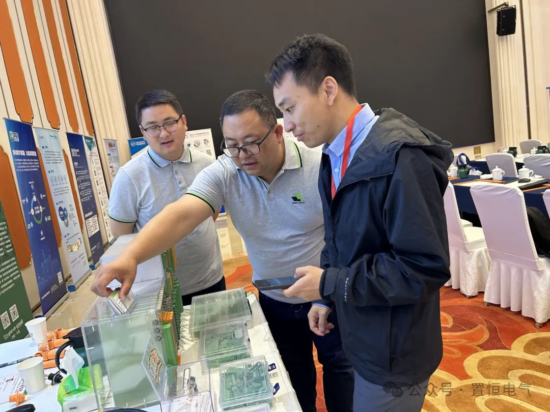 置恒工作人員為企業客戶介紹產品