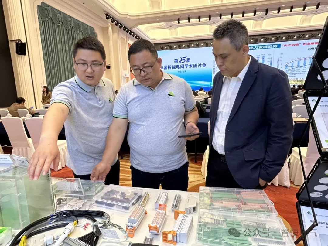 置恒工作人員為企業客戶介紹產品